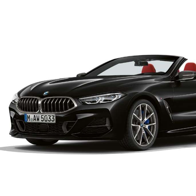 BMW M850i ​​xDrive, Carbono negro metalizado, vista frontal de tres cuartos.