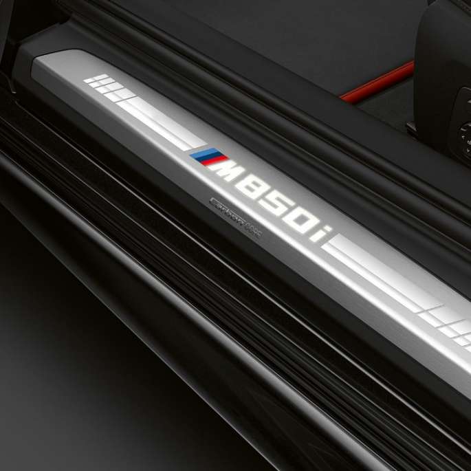 BMW M850i xDrive, Negro Carbono metálico, alféizar de la puerta.