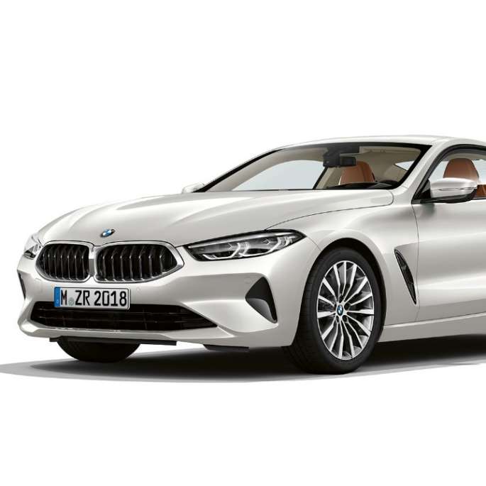 BMW Serie 8 Coupé, Mineral White metálico, vista delantera de tres cuartos.