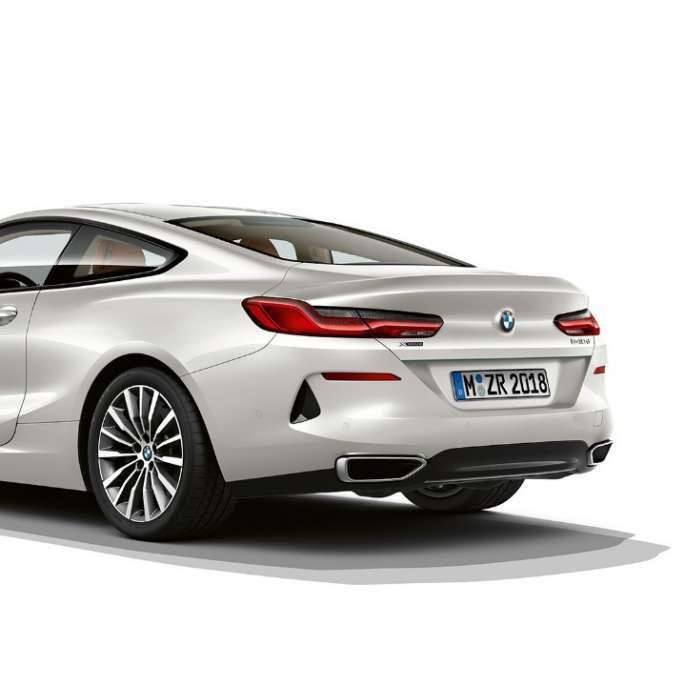 BMW Serie 8 Coupé, Mineral White metálico, vista trasera de tres cuartos.
