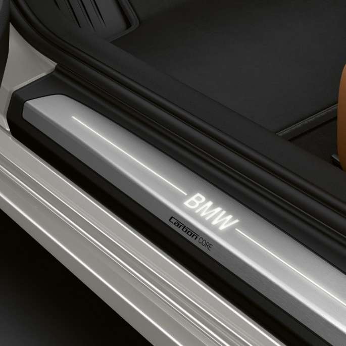 BMW 8 Series Coupé, Einstiegsleisten con designación iluminada BMW.