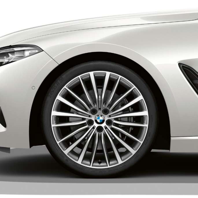BMW Serie 8 Coupé, Rines de aleación ligera de 19'' con rayos múltiples bicolor en estilo 731.