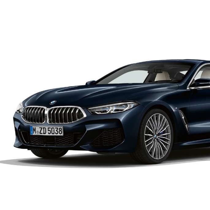 BMW Serie 8 Coupé, Carbon Black metálico, vista delantera de tres cuartos.