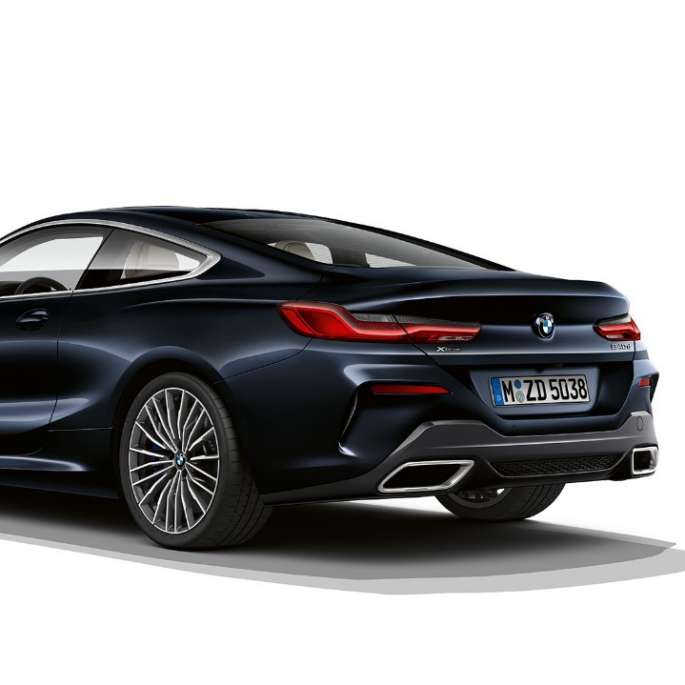 BMW Serie 8 Coupé, Carbon Black metálico, vista trasera de tres cuartos.