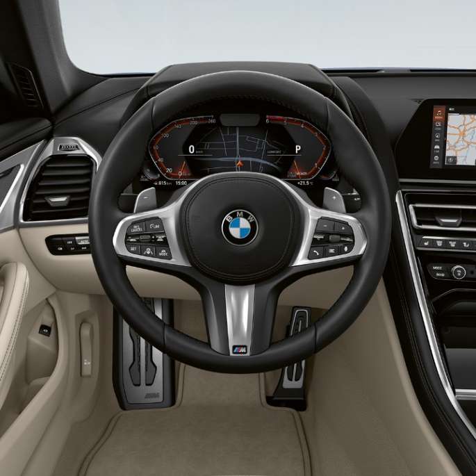 BMW Serie 8 Coupé, cabina, volante de piel M con multifunciones.