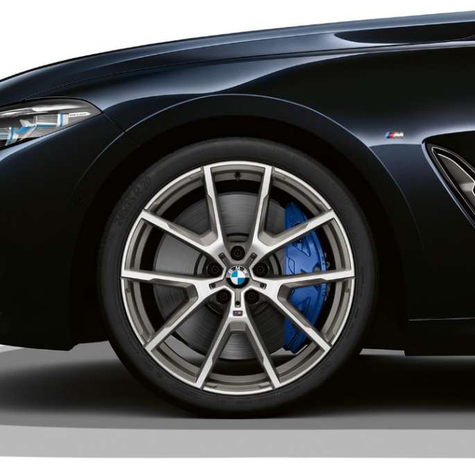 BMW Serie 8 Coupé, Carbon Black metálico, rines de aleación ligera de 19” con rayos dobles estilo 727 M bicolor.