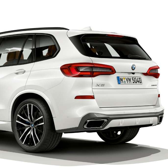 Acabado M Sport BMW X5 xDrive40i G05 2018 Mineralweiss metalizado, vista de tres cuartos de la zaga