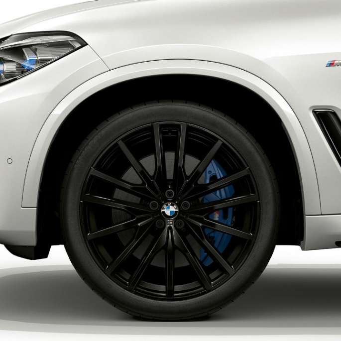 Acabado M Sport BMW X5 xDrive40i G05 2018 Mineralweiss lateral del frontal con llanta