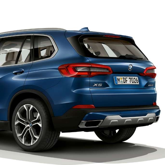 Acabado xLine BMW X5 xDrive40i G05 2018 Phytonicblau metalizado, vista de tres cuartos de la zaga