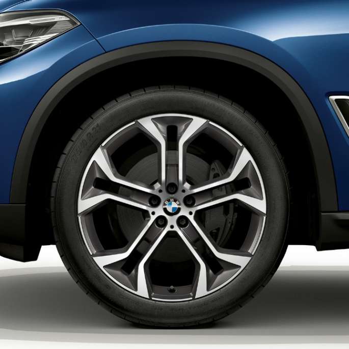 Acabado xLine BMW X5 xDrive40i G05 2018 Phytonicblau metalizado, lateral del frontal con llanta