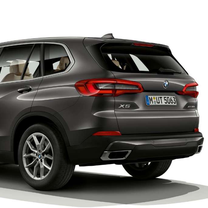 Acabado de Serie BMW X5 xDrive30d G05 2018 Sophistograu efecto brillante, vista de tres cuartos de zaga