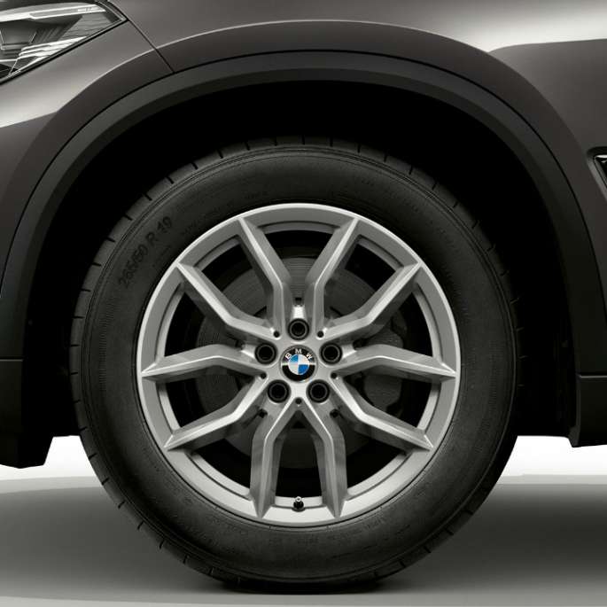 Acabado de Serie BMW X5 xDrive30d G05 2018 Sophistograu metalizado efecto brillante, lateral del frontal con llanta